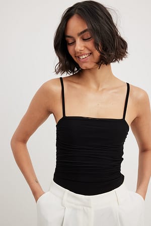 Tætsiddende bodystocking i net