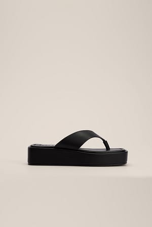 Flade slippers med tåstrop