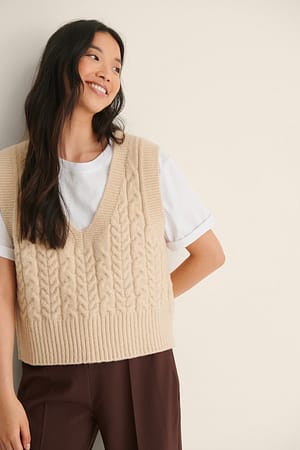 Kurze Strickweste Mit V-Ausschnitt