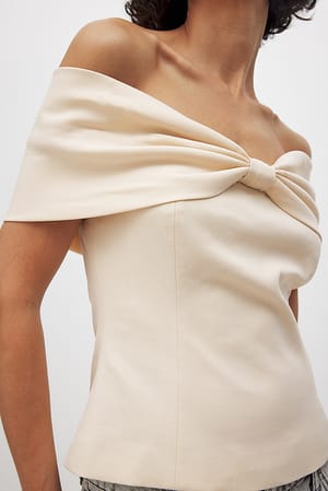 Top met off-shoulder en strikdetail