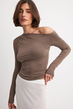 Jersey top met off-shoulder