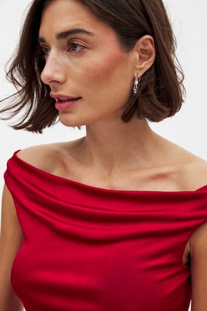 Red Top met openvallende hals en off-shoulder