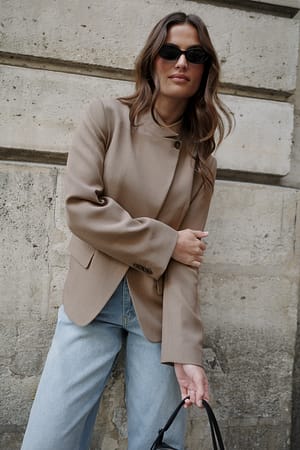 Light Brown Blazer de cuello alto con un botón