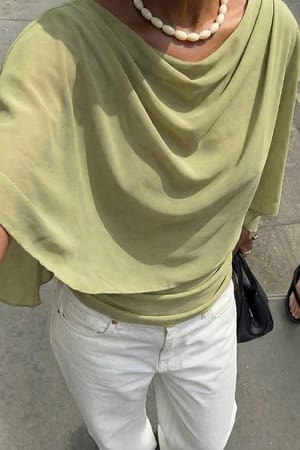 Green Cape-Top mit offenem Rücken