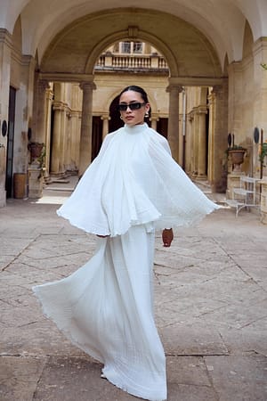 Vid maxikjole med plisserte folder