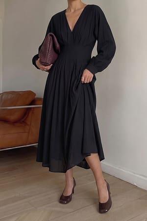 Black Midikleid mit Falten an der Taille und V-Ausschnitt