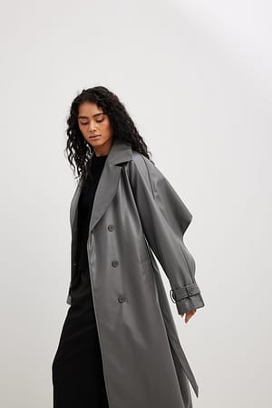 Trenchcoat i PU med detalje