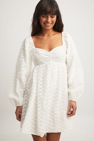 Robe mini froncée à manches bouffantes