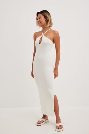 Ribstrikket midikjole med udskæringsdetalje