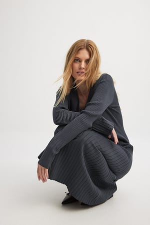 Geripptes Strick-Midikleid