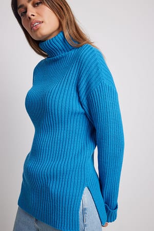 Højhalset ribstriktrøje