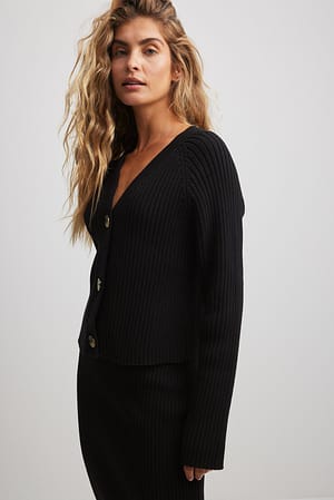 Ribstrikket cardigan med v-hals