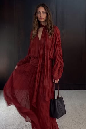 Burgundy Maxikjole med skjerf og rysjer i livet