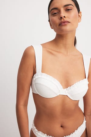 Bikinitopp med rysjer nederst