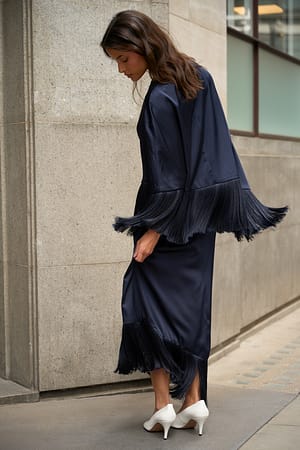 Navy Satin- Midi-Rock mit asymmetrischem Fransenabschluss