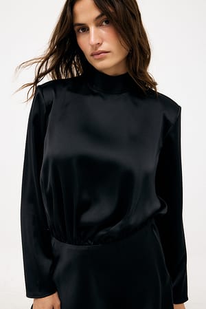 Black Mini kjole med satinrygdetalje