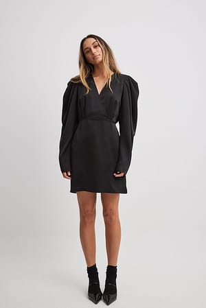 Robe courte satinée à épaules froncées
