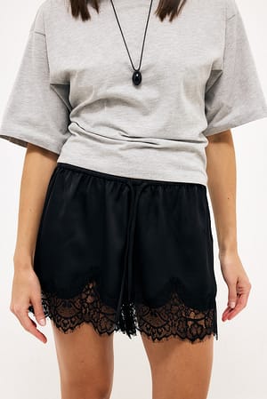Black Satin-Shorts mit Spitze