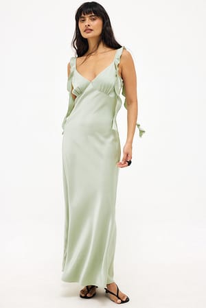 Sage Green Maxikleid aus Satin mit gerafften Schultern