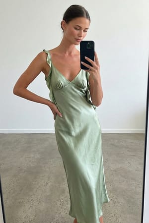 Sage Green Maxikjole i sateng med volanger på skuldrene