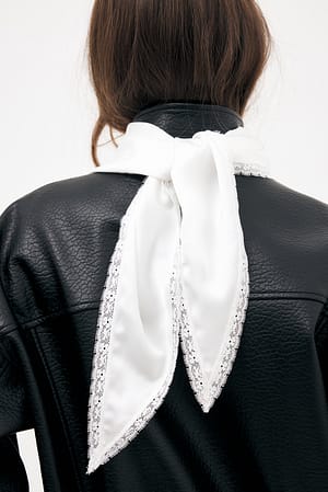 White Dreieckstuch aus Satin