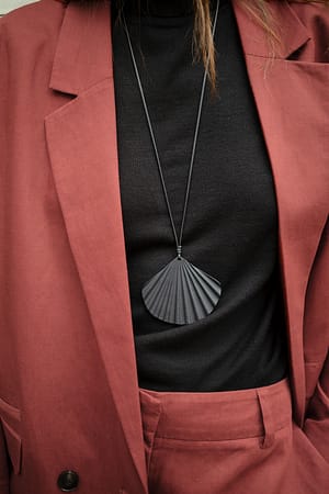 Black Collar con colgante de concha