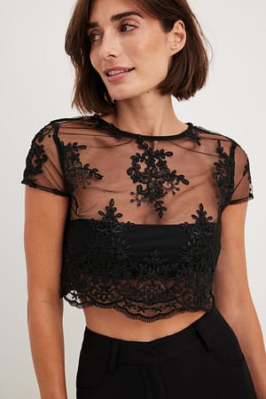 Croppad topp med rynkade applikationer