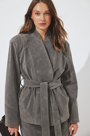 Grey Chaqueta corta de ante sintético con detalle de lazo