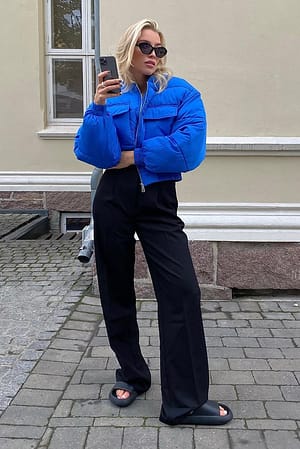 Kort dunjakke i bomberstil