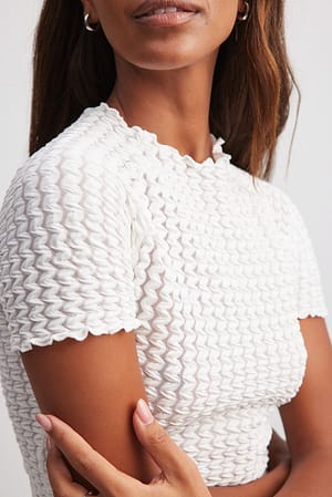 Top med struktur og korte ærmer