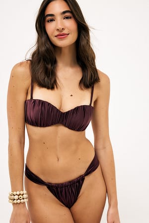 Brown glänzendes gerafftes Bikini-Höschen