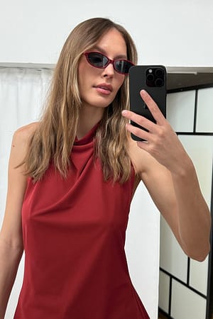 Burgundy Oval Sunglasses à monture fine