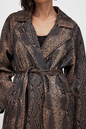 Manteau en similicuir effet serpent