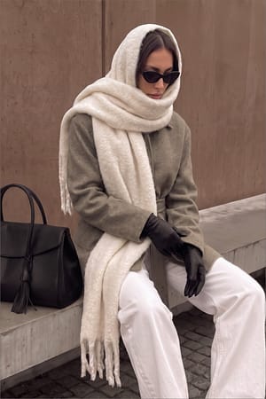 Light Beige Resirkulert tasselskjerf med myk fletting