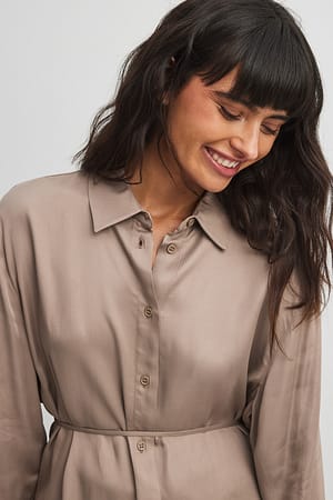 Chemise en tissu satiné à lanières