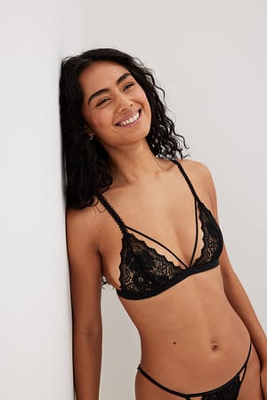 Top aus Spitze mit Trägerdetails