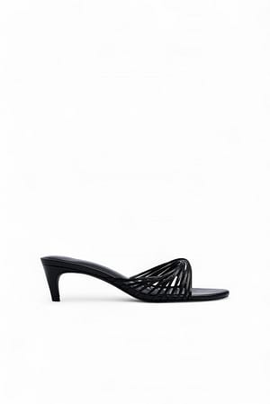 Black Mules mit Riemchen