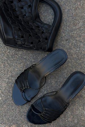 Black Mules med banddetaljer