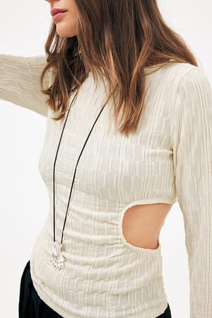 Offwhite Top estructurado con recortes