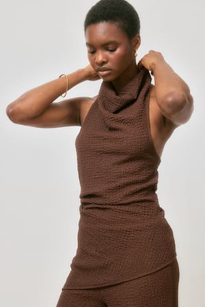 Brown Top estructurado con cuello halter