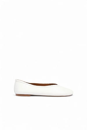 White Ballerinas aus strukturiertem Leder