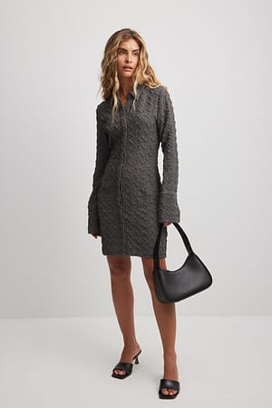 Strukturiertes Mini- Hemdblusenkleid mit langen Ärmeln