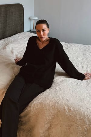 Black Oversized strikket ullgenser med V-hals