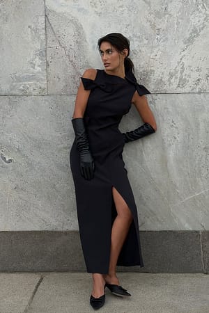 Maxiklänning med kontrastrosett