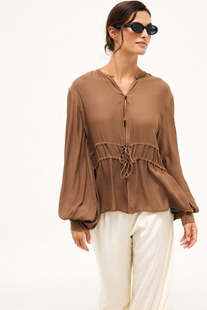 Light Brown Bluse med snøredetalje og ballonærmer