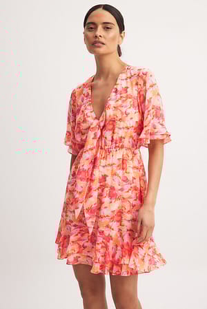 Miniklänning med volang fram