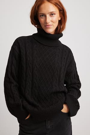 Kabelstrikket sweater med rullekrave