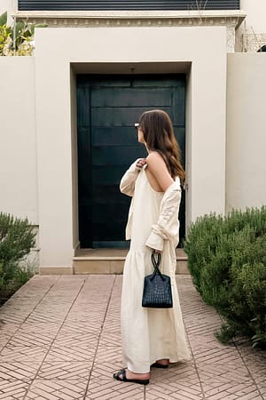 Midikjole med struktur og v-hals