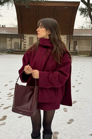 Burgundy Kort kåpe med skjerfdetaljer
