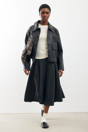 Washed Black Tætsiddende midinederdel med vidde